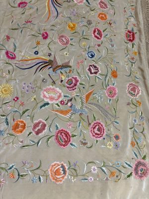mantón antiguo bordado con flores y ave