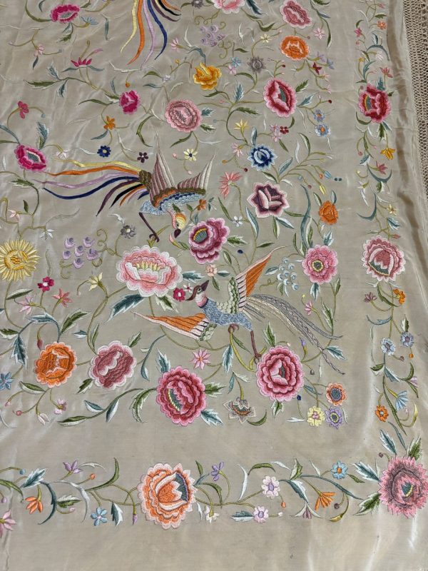 mantón antiguo bordado con flores y ave