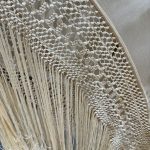 mantón beige bordado coral