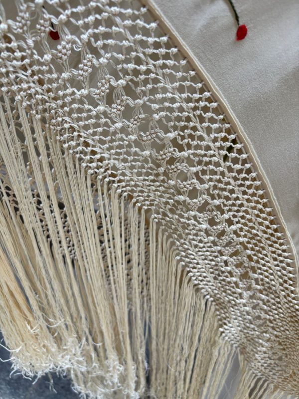 mantón beige bordado coral