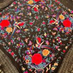 manton negro bordado multicolor
