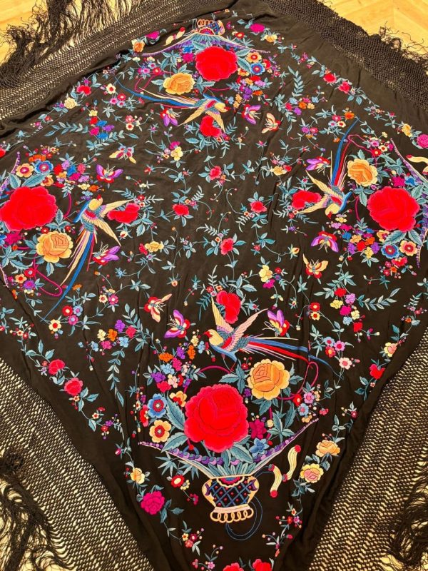 manton negro bordado multicolor
