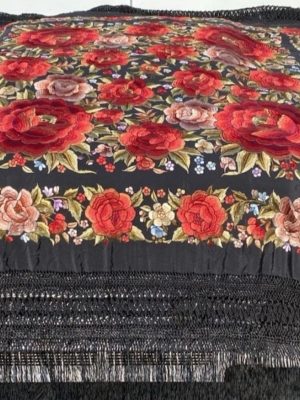 mantón negro y rojo