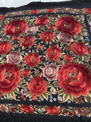 mantón negro y rojo