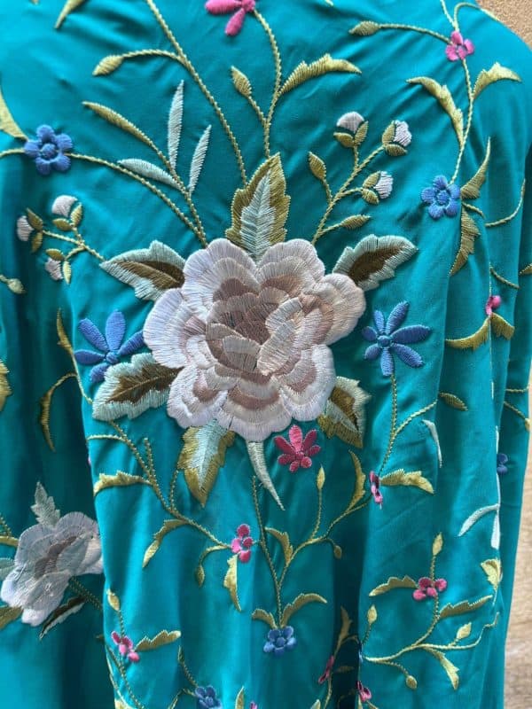 mantón azul turquesa bordado beige