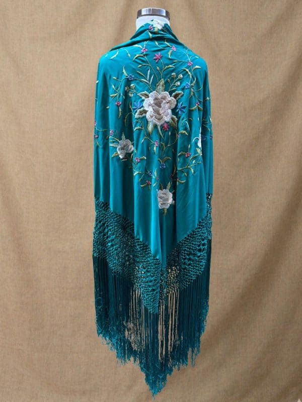 mantón azul turquesa bordado beige