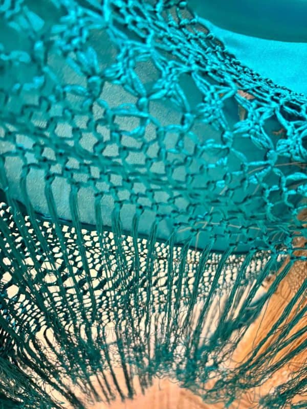 mantón azul turquesa bordado beige